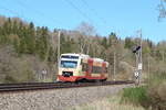 VT 242 mit dem HzL 88681 (Donaueschingen - Villingen(Schwarw)) bei Donaueschingen, 18.04.18.