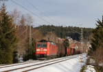 185 108-8 mit dem EZ 52054 (Villingen(Schwarzw)-Offenburg Gbf) bei St.Georgen 16.1.19