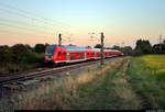 DBpbzfa mit Schublok 146 234-0 von DB Regio Baden-Württemberg als RE 4738 von Konstanz nach Karlsruhe Hbf fährt nach Sonnenuntergang in Engen-Welschingen auf der Bahnstrecke