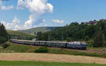 E10 228 mit dem DPE 74312 (Schorndorf - Titisee) bei St.Georgen 20.7.24