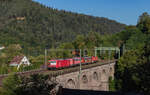 143 856  Mellisa  mit 111 131; 185 077  Stahl auf Stahl  und 294 777 im Schlepp als Tfzf 70681 (Offenburg - Triberg) auf dem Reichenbachviadukt 21.9.24
