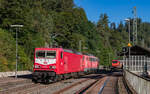 143 856  Melissa  rangiert mit 111 131 im Bahnhof Triberg 21.9.24