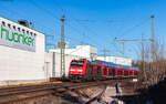 146 236  Triberg/Schwarzwaldbahn Erlebnispfad  mit dem RE 4717 (Karlsruhe Hbf - Konstanz) bei Marbach West 10.1.25.
Im Vordergrund ist der Weichenlose Anschluss der EnBW? zu sehen