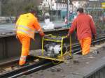 Mit dieser Maschiene fuhren die Arbeiter mehrmals ber den Brckenabschnitt.