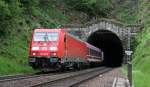 185 406-6 und 146 542-6 mit DbZ 93248 (Triberg-St.Georgen(Schwarzw)) am Hohnentunnel 31.5.12