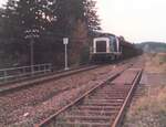 Güterzug bei Kilometertafel 67,0 nahe Bahnhof Hausen vor Wald 1987. Im Vordergrund rechts das Gütergleis Hausen vor Wald.