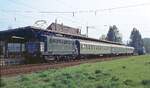 145 177 mit kurzem Sonderzug in Titisee, 4.5.1979.