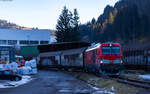 249 028 rangiert den ex EZK 55301 (Villingen(Schwarzw)-Neustadt(Schwarzw)) in die Papierfabrik Neustadt 16.12.24