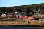 146 225 mit RB 17275 von Freiburg nach Seebrugg auf der Dreiseenbahn bei Altglashütten-Falkau, 28.12.2016.