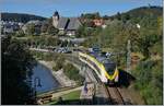 Bild 5 führt an einen kleinen Ort an einem idyllischen See, wo Züge in den BW Landesfarben das Betriebsgeschehen bestimmen: der DB 1440 861 hat gerade den Bahnhof Schluchsee verlassen und