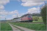 Die SBB Re 4/4 II 11130 hat mit ihrem IC in Richtung Singen bei Thayngen die Grenze überquert und wird in Kürze bei der Haltestelle Bietingen vorbei fahren.