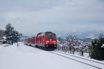 Winterpanorama mit 245 035 kurz vor Wasserburg auf dem Weg nach Friedrichshafen.