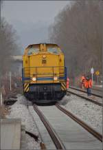 Noch ist die Gleislage nicht perfekt. 203 001 beim Haltepunkt Radolfzell-Haselbrunn im Mrz 2012.