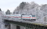 Am 18.12.2017 überquert 146 558 mit RE/IC Singen-Stuttgart den Nesenbachviadukt in Stuttgart-Vaihingen. Mittlerweile ist die 146.5 der Baureihe 147.5 auf dieser Strecke gewichen. 
