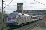 Auf der Fahrt von Singen (Hohentwiel) nach Stuttgart passiert 1116 157 mit den aus Zürich kommenden Wagen des RE 87 / RE 50188 / IC 188 am 30.12.2020 die Haltestelle Singen Landesgartenschau.