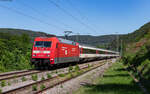 101 121 mit dem IC 185 / RE 50185 (Stuttgart Hbf - Zürich HB / Singen(Htw)) in Neckarhausen 31.5.23