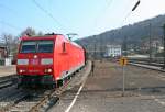 185 055-1 mit einem RedBull-Zug in Richtung der Schweiz am Nachmittag des 06.03.14 in Horb.