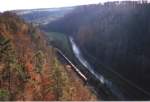 Ein Regionalexpress im Neckartal auf dem Weg nach Stuttgart (Gubahn). In knapp 100m  Tiefe  wird hier das Streckenstck zwischen Rottweil und Talhausen befahren. Herbst 2006.