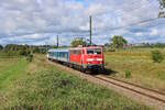 Bayernbahn 111 036-0 fährt mit dem SVG-Ersatzzug auf der S8 von Freudenstadt nach Eutingen im Gäu und passiert hier in Kürze den Haltepunkt Eutingen Nord.