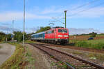 Bayernbahn 111 036-0 fährt mit dem SVG-Ersatzzug auf der S8 von Freudenstadt nach Eutingen im Gäu und passiert hier Horb-Heiligenfeld.