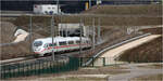 Merklinger Tunnel, Westportal -     Ein ICE 3 erreicht in Bogenfahrt das Westportal des Merklinger Tunnels.