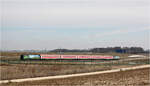 In Schräglage -     Der IRE 200 nach Wendlingen wird auf der Neubaustrecke Wendlingen - Ulm gleich den Bahnhof Merklingen - Schwäbische Alb erreichen.