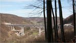 Hoch über dem Filstal - 

Blick aus Halbhöhenlage auf die neue Filstalbrücke an der Schnellfahrstrecke Wendlingen - Ulm mit einem in Richtung München fahrenden ICE 4.

17.03.2023 (M)