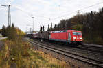 Green Cargo 185 403 überquert am 03.11.2017 mit einem gemischten Güterzug die Schwäbische Alb, hier in Westerstetten.