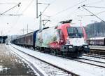 1116 159 mit Werbung 150 Jahre Brennerbahn mit Kühlschrankzug in  Plochingen am 18.3.2018.