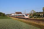 Der umgeleitete 412 028 rollt über die Filstalbahn bei Ebersbach(Fils) in Richtung Stuttgart. (25.06.2023)