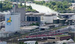 Der S-Bahn-Betriebshof am Plochinger Hafen -     Ausblick vom Jubiläumsturm beim Stumpfenhof hinunter ins Neckartal zu den abgestellten S-Bahnzüge im Betriebshof und einem auf der Filsbahn