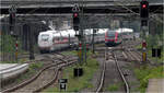 Vor einem Regenschauer - 

... begegnen sich im Gleisvorfeld des Esslinger Bahnhofes ein ICE 4 in Fahrtrichtung München und eine einzeln fahrende S-Bahn auf einer Betriebsfahrt.

13.09.2024 (M)