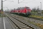 Bei leichtem Schneefall mit vereinzelten großen Flocken ziehen 218 421-6 und 218 155-0 die Wagen des IC 118  BODENSEE , Innsbruck - Bochum, am 08.12.2021 durch den Bahnhof von Eriskirch