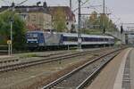 Ersatzverkehr für DB Regio Baden-Württemberg (||) - 143 295-4 der WEE mit den Wagen der RB RS21 69379 von Biberach (Riß) Süd nach Ulm am 07.10.2022 bei der Einfahrt in den Bahnhof von Biberach (Riß)