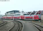 Ein Doppelstock-RE aus Ulm erreicht den Bahnhof Friedrichshafen Stadt. Im Vordergrund das Ende des 350 Meter langen Bahnsteigs des Hafenbahnhofs. (5.4.13)