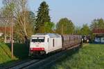 Auf der Fahrt von Friedrichshafen Gbf nach Roßberg zur Beladung zieht 285 106-1 der IGE die Wagen des  Roßberger Kieszuges  am 02.05.2019 durch Haslanden.