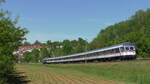 Am 22.07.2021 schiebt 110 428 den RE12-Verstärkerzug mit einem Karlsruher Steuerwagen betrieben durch TRI von Stuttgart nach Tübingen und erreicht in Kürze den Bahnhof Nürtingen.