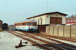 Der Esslinger VT 405 (zweite Serie) der Tälesbahn (WEG) neben dem Dampflokschuppen des Zielbahnhofs (26.04.1984)