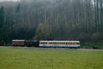 Der Esslinger VT 405 der zweiten Serie konnte auch einige Wagen ziehen, wie hier am 26.04.1984 auf der Tälesbahn (WEG).