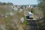 Mit Blick auf die Kirche von Laiz befindet sich HzL 86247, Tbingen - Sigmaringen, am 21.04.2019 zwischen Inzigkofen und Sigmaringen am Ende des oberen Donautals.