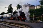 Ich vermute, dass sich Dampflok 64 289 ( Eisenbahnfreunde Zollernbahn) hier im Hechinger Landesbahnhof der Hohenzollerischen Landesbahn befindet.