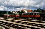 Vorne rechts befindet sich ein abgestellter Uerdinger Schienenbusbeiwagen der Hohenzollerischen Landesbahn im Gleisbereich von Gammertingen.