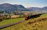 Ein längerer Zug der Hohenzollerischen Landesbahn überwindet die Rampe auf der Strecke Hechingen-Gammertingen, 30.10.1984