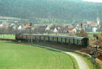 Die Brücke über das BW Tübingen bot beste Eisenbahnmotive, so wie auch hier einen DB-Zug der Zollernbahn am 18.04.1984.