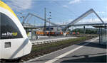 Nach dem Ausstieg - 

... in Heilbronn Hbf aus dem MEX 18 Tübingen - Osterburken. Über eine markante Fußgängerbrücke wird ein nördliche der Bahngleise liegendes großes Neubaugebiet (ehemaliges BUGA-Gelände) an den Hauptbahnhof angebunden.

16.07.2024 (M)