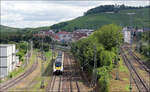 Ein grüner Zwickel - 

... zwischen der Frankenbahn (links) und der Hohenlohebahn (rechts). Der MEX 18 von Osterburken nach Tübingen hat den Halt Heilbronn Sulmertor verlassen und hat nur noch wenige hundert Meter zum Heilbronner Hauptbahnhof zurück zu legen.

Der Wartberg im Hintergrund liegt im Gegensatz zu den Bahngleise gerade im Wolkenschatten.

16.07.2024 (M)

