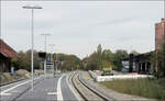 Ruhiger, ländlicher Bahnhof -

Der Bahnhof Rot am See an der Tauberbahn wurde 2024 modernisiert und mit einem Mittelbahnsteig versehen. Vorher gab es einen Haus- und einen Zwischenbahnstieg. Innerhalb des Bahnsteigbereiches gab es zwei Übergänge über das Gleis 1 zum Zwischenbahnsteig. Jetzt gibt es nur noch am südlichen Bahnsteigende ein Zugang, was auch den Weg für die Reisenden doch auch verlängert, wenn man vom Ort her kommt. Die Führung von Gleis 2 lässt wohl die Möglichkeit offen den Bahnsteig später mal in Richtung Norden verlängern zu können.

09.10.2024 (M)