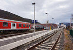 Blick auf den Bahnhof von Amorbach, am 23.3.2016.
Zwar existiert seit der Modernisierung des Bahnhofs, das Gleis 1 nicht mehr, trotzdem werden die zwei verbleibenden Gleise aber als 2 und 3 bezeichnet
