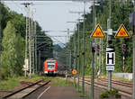 Masten, Schienen, Signale, Schilder und ein Zug -

Aus diesen schlichten Zutaten lässt sich ein hoffentlich ansprechendes Bahnbild gestalten. 
Einfahrt eines S-Bahnzuges auf der Stuttgarter S3 in den Bahnhof Winnenden.

03.06.2011 (M)