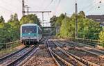 Blick von der Bahnhofstraße zwischen den Gleisen nach Norden auf 928 286, der am 18.7.00 Crailsheim erreichte.